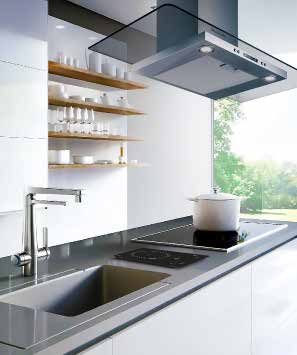 Na mesma foto, destaques para misturador monocomando com purificador de água Docol, cooktop elétrico com uma boca Fischer e a coifa vidro e inox 90cm Brastemp – Foto: Divulgação Casas da Água