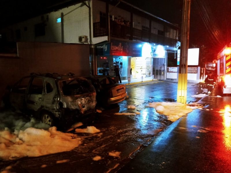 Veículos foram incendiados na madrugada desta sexta-feira (17) – Foto: Divulgação/CBMSC/ND