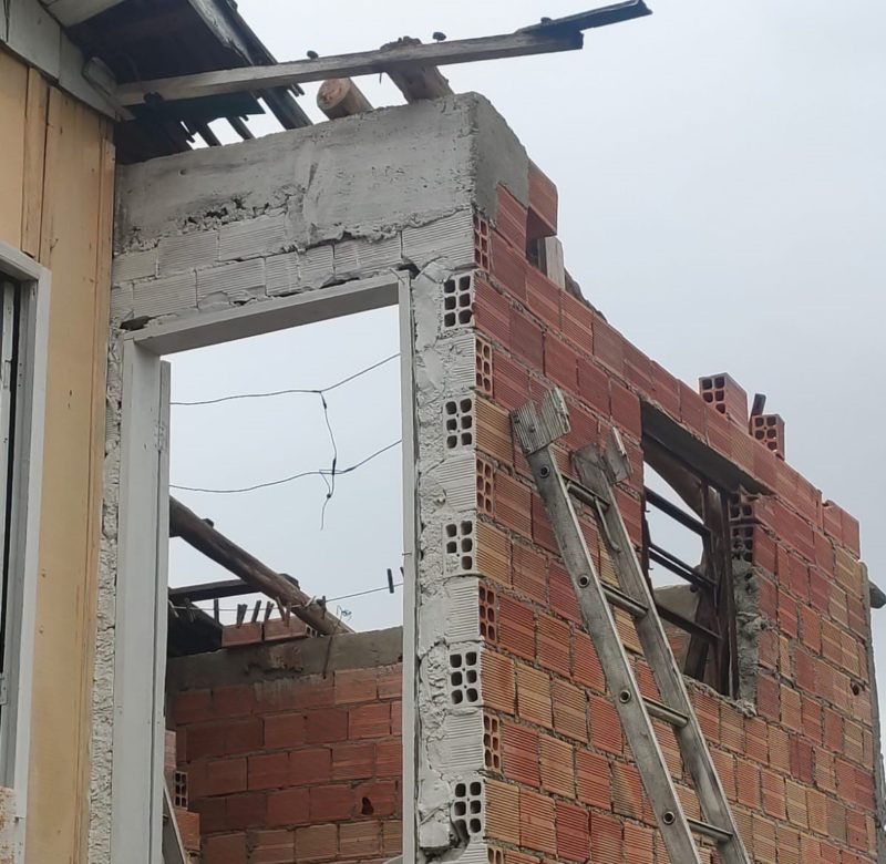 I&ccedil;ara registrou o destelhamento de uma casa e queda de &aacute;rvores ap&oacute;s rajada de vento no Sul de SC – Foto: Divulga&ccedil;&atilde;o/Defesa Civil