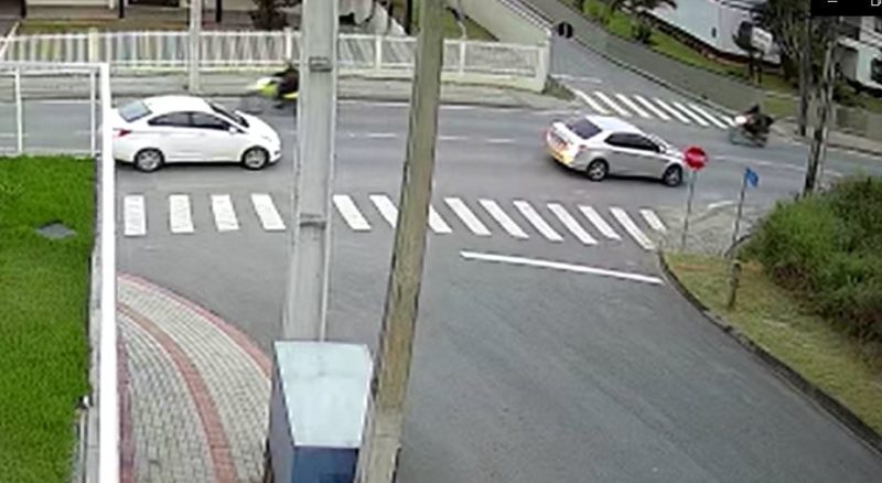 Moto bateu em carro após tentar ultrapassar – Foto: divulgação/Diarinho Blumenau
