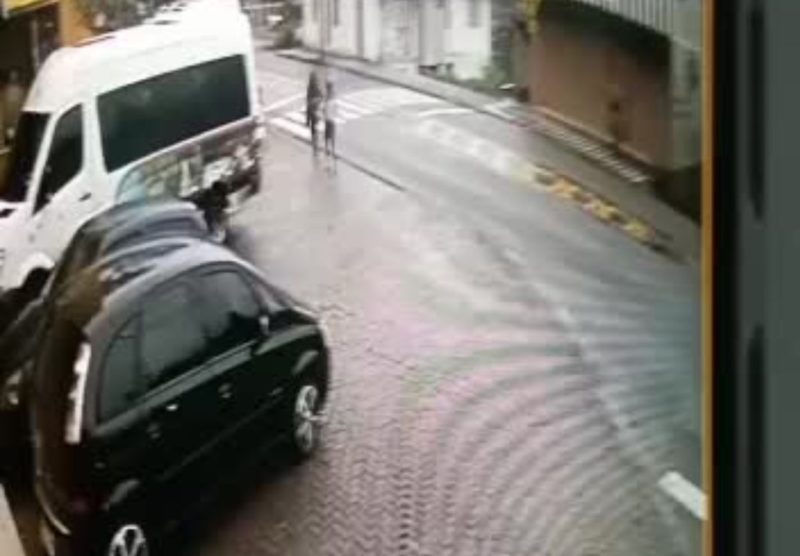 Mulher é atropelada em cima da faixa de pedestres em Blumenau – Foto: Divulgação/ND