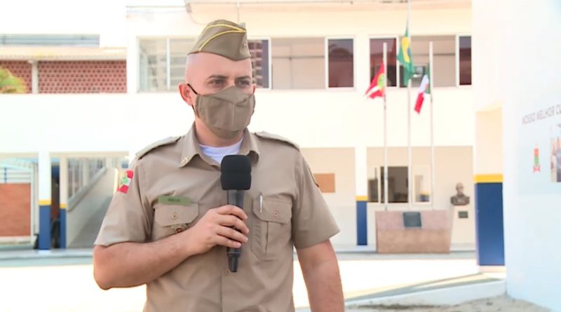 Professor do col&eacute;gio militar, Reginaldo diz que os valores c&iacute;vicos s&atilde;o repassados diariamente aos alunos – Foto: Divulga&ccedil;&atilde;o/NDTV