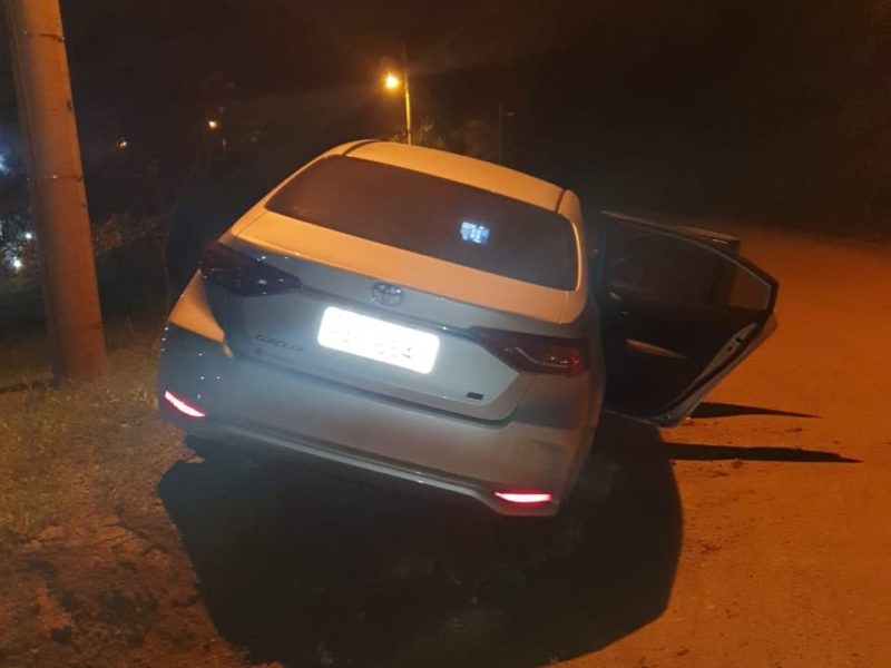 Carro roubado e utilizado na fuga foi recuperado e levado para a Central de Polícia – Foto: Divulgação/PMSC/ND