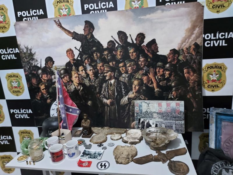 Entre os itens apreendidos estava um busto de Adolf Hitler e moldes para fabrica&ccedil;&atilde;o de &aacute;guia sobre a cruz su&aacute;stica – Foto: Divulga&ccedil;&atilde;o/Pol&iacute;cia Civil/ND