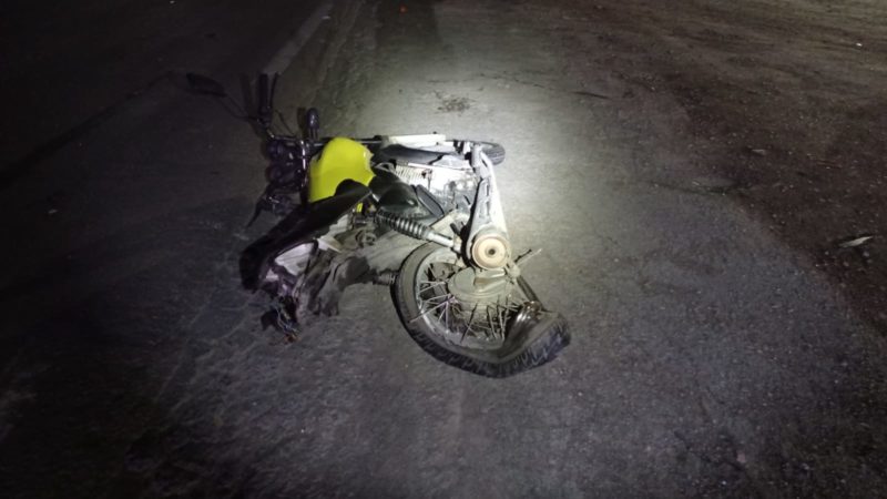 Motocicleta foi arrastada por 65 metros na BR-470 – Foto: Divulga&ccedil;&atilde;o/PRF/ND