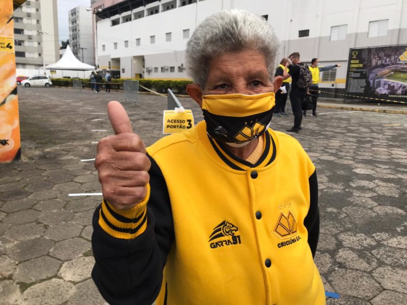 Dona Ivone Camilo Fernandes estava feliz de voltar ao Heriberto Hülse, já são 44 anos sem perder nenhuma partida – Foto: Lucas Colombo/ND