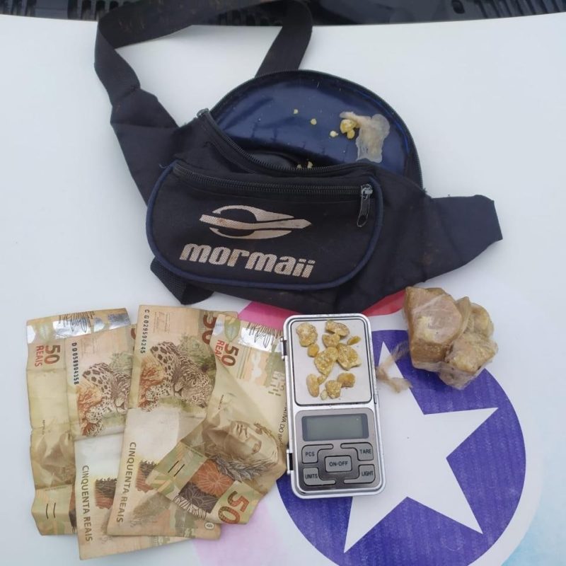 Policiais apreenderam com o suspeito maconha, crack, uma pochete, uma balança e R$ 200 – Foto: PM/ND