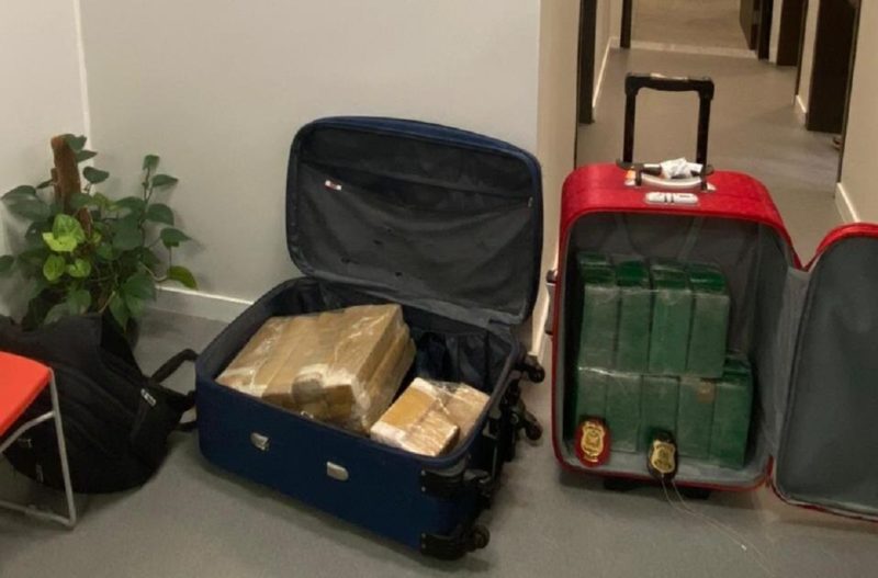 Homem foi preso ao tentar embarcar com 34 quilos de drogas nas malas, em Florian&oacute;polis – Foto: Divulga&ccedil;&atilde;o/Pol&iacute;cia Civil