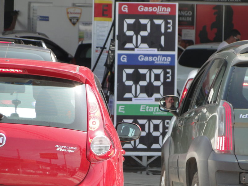 Recuo no pre&ccedil;o do combust&iacute;vel tamb&eacute;m &eacute; motivado pela isen&ccedil;&atilde;o da al&iacute;quota do ICMS sobre gasolina e energia el&eacute;trica – Foto: Diogo de Souza/Arquivo/ND