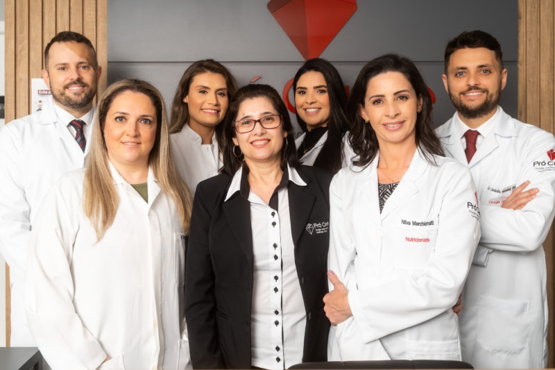 Médicos cirurgiões cardiovasculares da Pró Cuore com as profissionais de nutrição, enfermagem e fisioterapia fazem a diferença na clínica, além das profissionais que atuam na recepção e comunicação – Foto: Divulgação/Pró Cuore