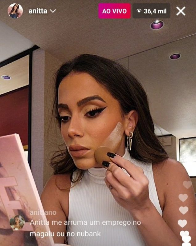Anitta disse palavra com conotação racista enquanto de maquiava em uma live – Foto: Reprodução/ Internet