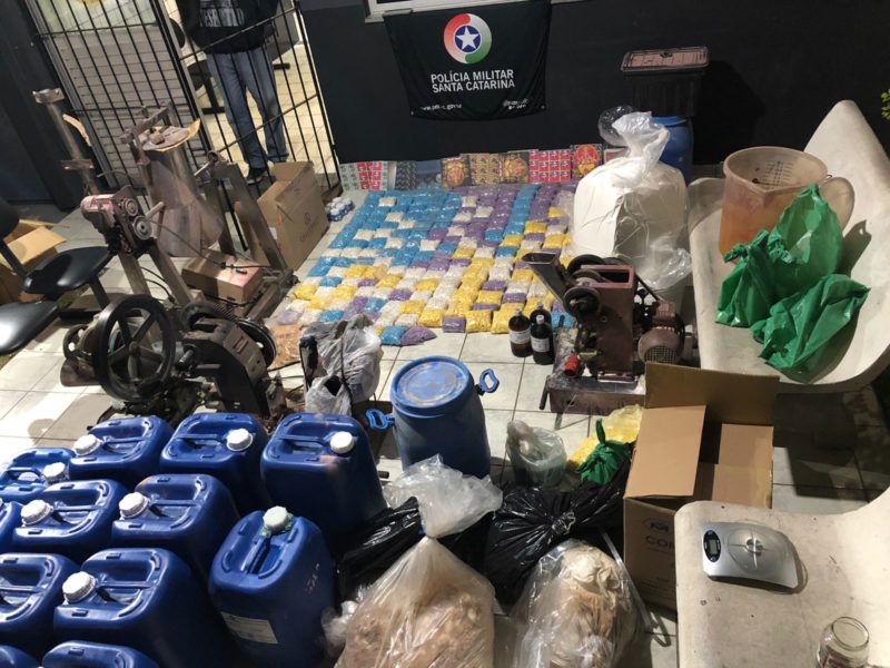Uma verdadeira fábrica de drogas sintéticas foi descoberta pela PM e 230 mil comprimidos de ecstasy <a href="https://ndmais.com.br/seguranca/policia/video-mais-de-200-mil-comprimidos-de-ecstasy-sao-apreendidos-em-fabrica-de-drogas-em-sc/" target="_blank" rel="noopener noreferrer">foram apreendidos pela PM em Imaruí, no Sul de SC</a> – Foto: Divulgação/PM