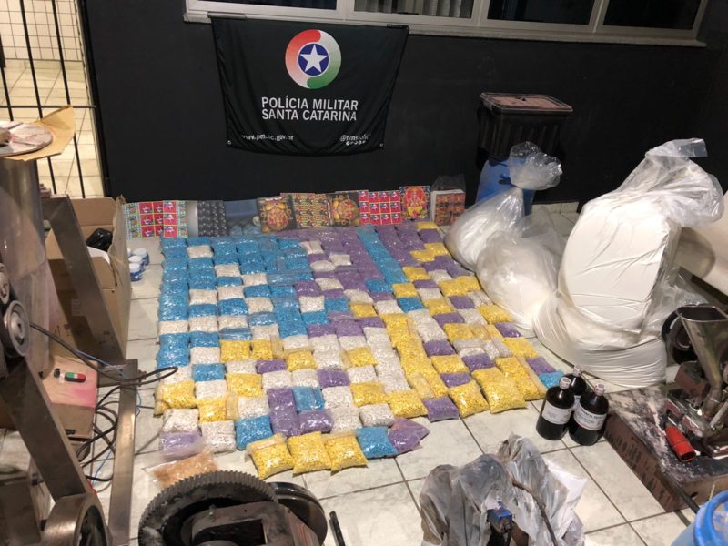 Uma verdadeira f&aacute;brica de drogas sint&eacute;ticas foi descoberta pela PM e 230 mil comprimidos de ecstasy foram apreendidos em Imaru&iacute;, no Sul de SC – Foto: Divulga&ccedil;&atilde;o/PM