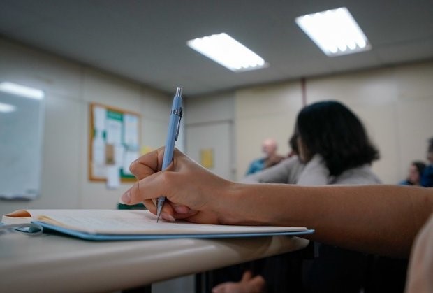 Adolescentes disseram à polícia que o professor passava as mãos pelos seus corpos e cabelo – Foto: Ricardo Wolffenbuttel/ Divulgação/ Secom