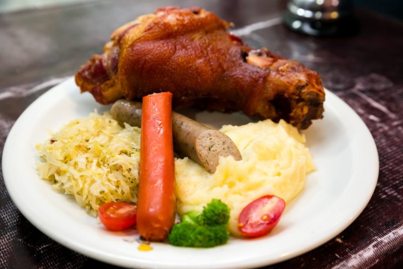 Na foto, um prato t&iacute;pico de Blumenau, o Eisbein. Servido? – Foto: Daniel Zimmermann