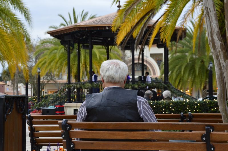 Un anciano con demencia en el parque. 