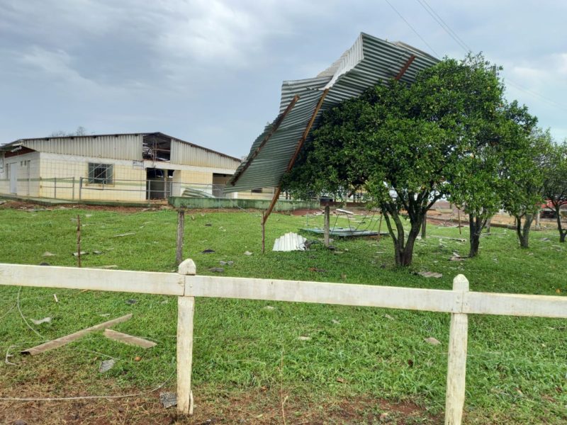 Xanxer&ecirc; registra estragos causados pelo temporal desta ter&ccedil;a-feira no interior do munic&iacute;pio – Foto: Defesa Civil/ND