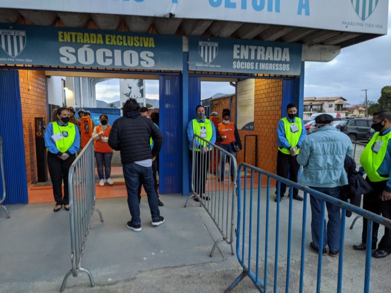 Torcedores acessam o est&aacute;dio da Ressacada na partida contra o Goi&aacute;s pela S&eacute;rie B – Foto: Ian Sell/ND