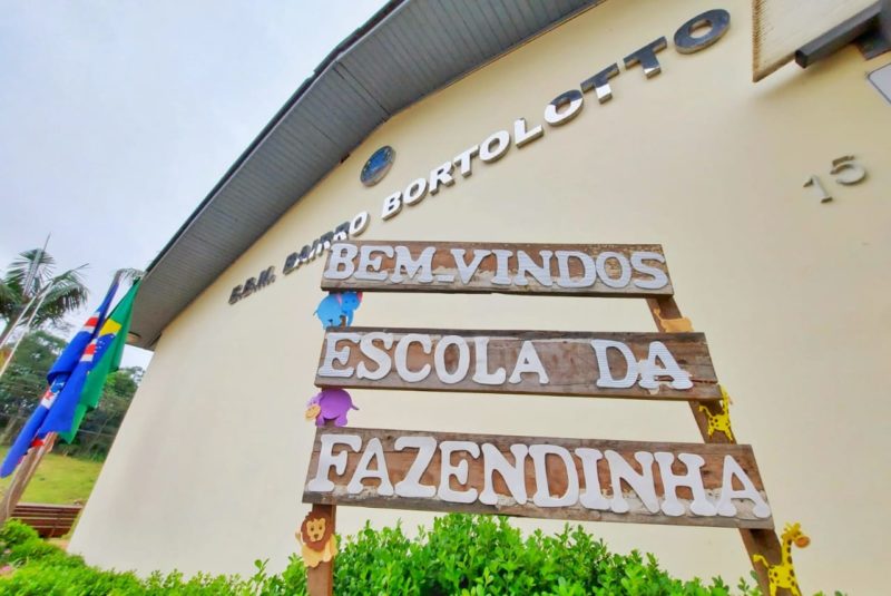 Após rifa viralizar a Escola Bairro Bortolotto ganhou um ‘novo’ nome e agora é chamada de a Escola da Fazendinha em Nova Veneza – Foto: Leonardo Gava/Prefeitura Nova Veneza