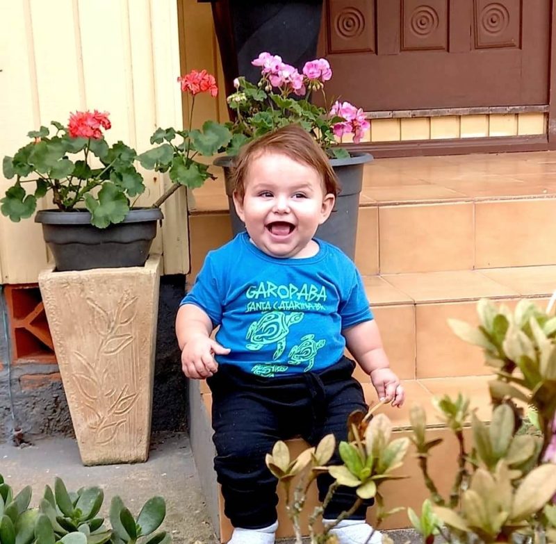 Pedro &eacute; um menino sorridente. Crian&ccedil;a ganhou uma segunda chance de viver com a ajuda dos policiais da PRF. – Foto: Arquivo pessoal/ Divulga&ccedil;&atilde;o ND