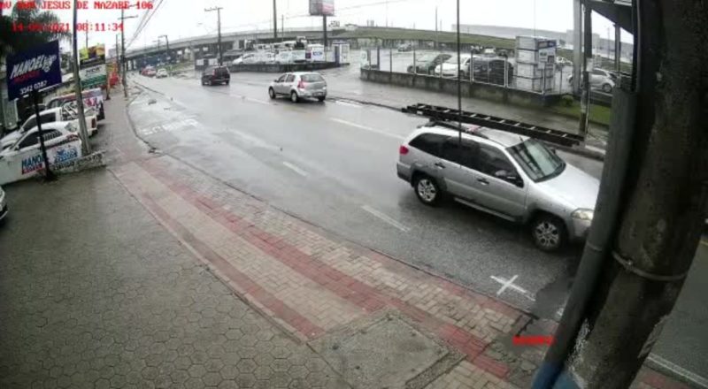 Caminhão cai de viaduto e explode na BR-101, em Palhoça, na manhã desta terça-feira (14) – Foto: Divulgação/ND