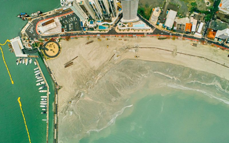 Novo molhe da Barra Sul conta agora com cerca de 70 metros de areia – Foto: Secom BC/Reprodução