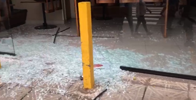 Fachada destruída após PM ser arremessado – Foto: GMF/Divulgação/ND