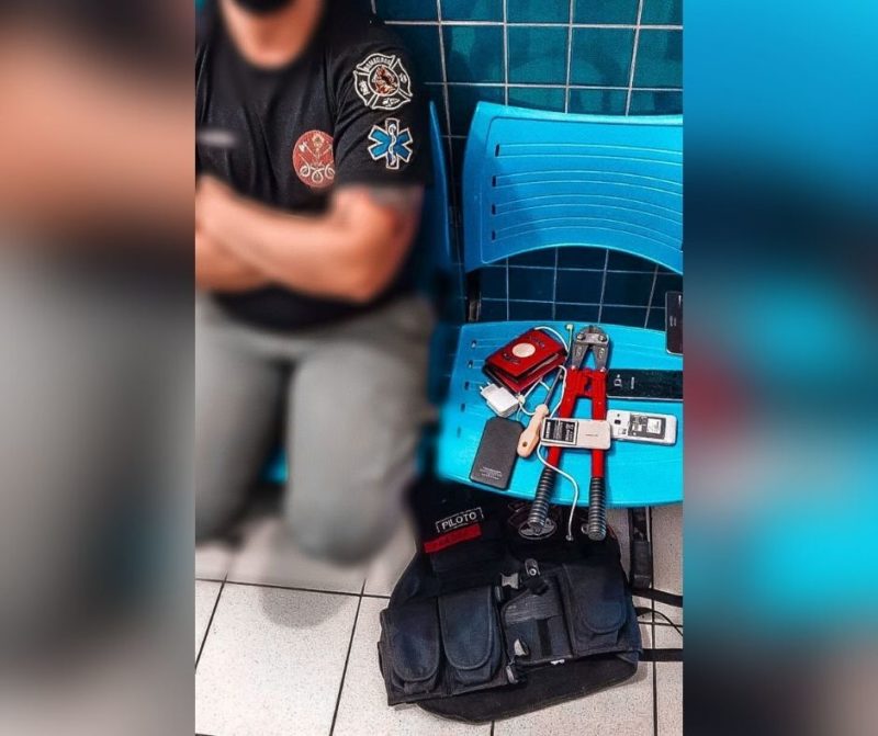 Uniforme, ferramentas e bras&atilde;o: investigado por furtos fingia ser bombeiro – Foto: Guarda Municipal/Divulga&ccedil;&atilde;o