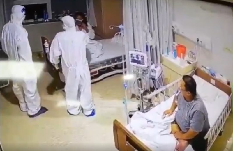 Paciente se desespera ao acordar com enfermeiro ao lado da cama e confunde profissional com fantasma – Foto: Reprodu&ccedil;&atilde;o/Internet