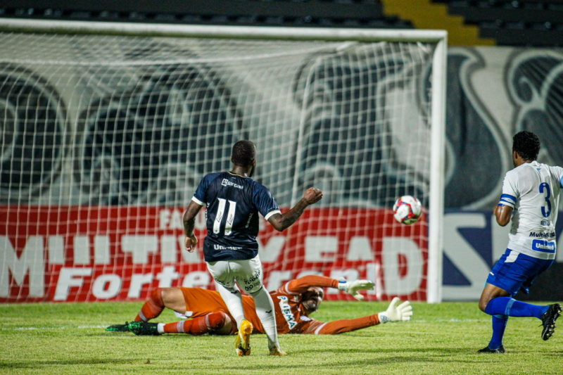 Victor Andrade toca na saída de Gledson para marcar o 1º do Remo contra o Avaí: 2 a 1, no Pará – Foto: Fernando Torres/AGIF