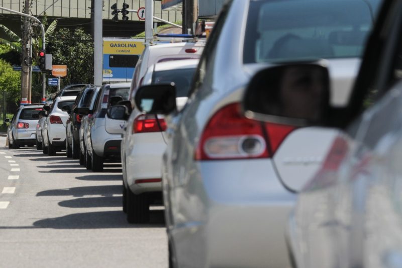 na foto aparecem vários carros que precisarão pagar o IPVA 2025