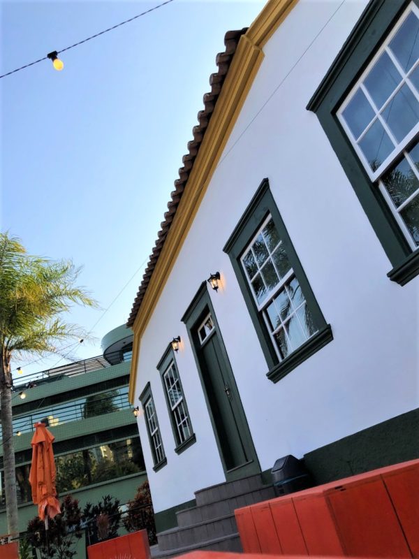 Casarão tombado no centro de Florianópolis ganha tintas originais na fachada – Foto: Divulgação Casas do Pintor