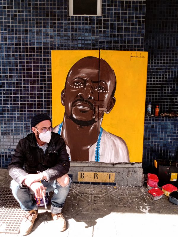 Artista Bruno Barbi ao lado de uma das suas obras, que retrata o artista JB Costa – Foto: foto bruno barbi divulgacao