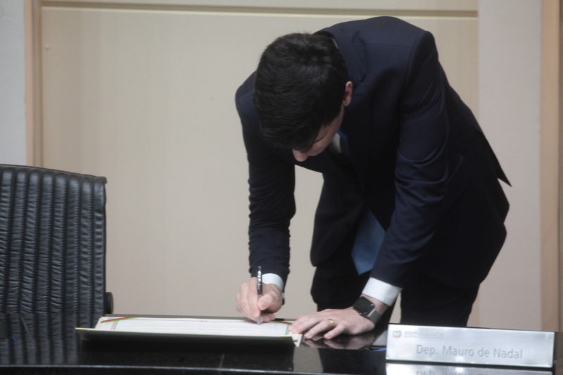 Ulisses Gabriel toma posse na Assembleia, em fevereiro do ano passado – Foto: Eduardo Guedes de Oliveira/Divulga&ccedil;&atilde;o/ND