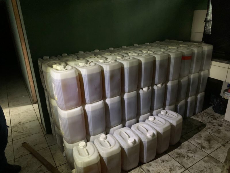 Agrot&oacute;xicos foram encontrados em s&iacute;tio na regi&atilde;o de Pirabeiraba – Foto: Pol&iacute;cia Civil/Divulga&ccedil;&atilde;o