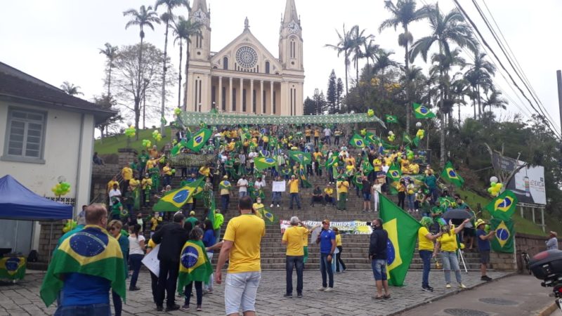 Ato em Gaspar reuniu manifestantes na igreja matriz da cidade – Foto: Adriano Raulino/NDTV