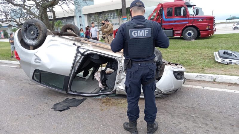 Carro capotou na Av. Gustavo Richard, na manh&atilde; deste s&aacute;bado – Foto: Divulga&ccedil;&atilde;o/GMF