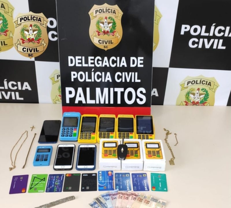 Os suspeitos foram presos com diversos cartões e máquinas de cartões de crédito, aparelhos celulares, dinheiro e drogas – Foto: Polícia Civil/ND
