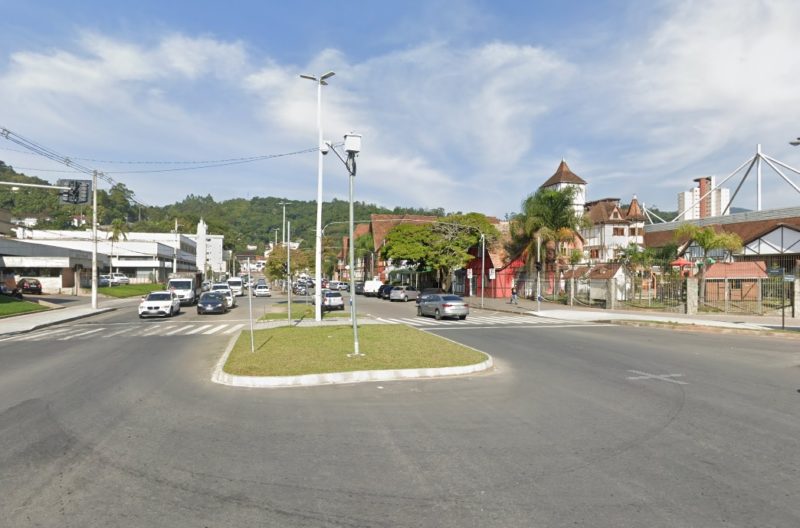 Assaltantes abordaram a vítima na rua Alberto Stein, no bairro Velha – Foto: Reprodução/Google Maps/ND