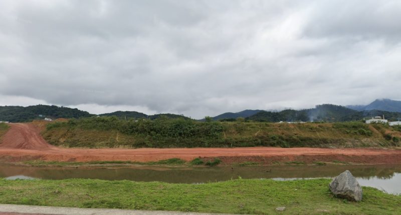 Corpo foi encontrado no bairro Santa Terezinha, &agrave;s margens do Rio Itaja&iacute;-Mirim – Foto: Reprodu&ccedil;&atilde;o/Google Maps/ND