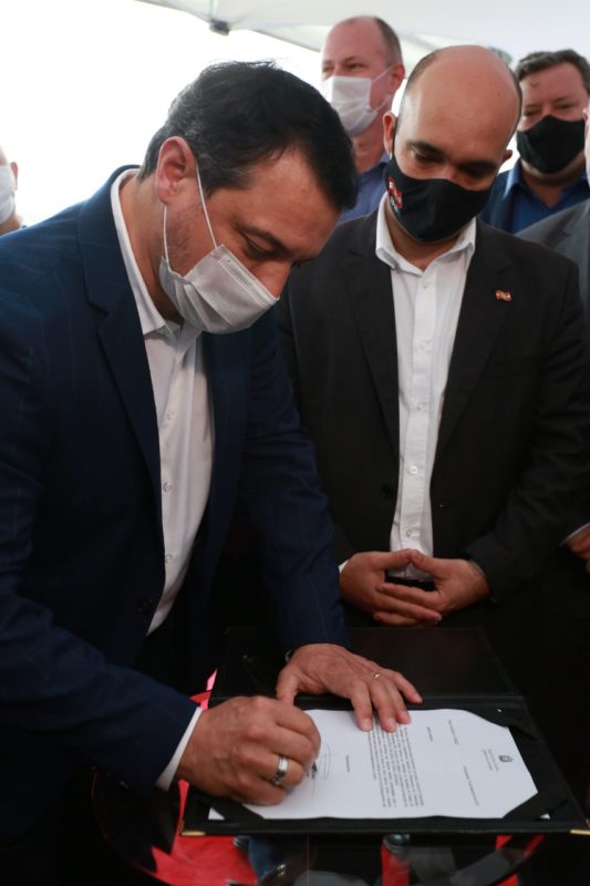 Governador Carlos Mois&eacute;s assinou acorde de coopera&ccedil;&atilde;o em Navegantes nesta quarta-feira (15) – Foto: Secom/Julio Cavalheiro/Divulga&ccedil;&atilde;o/ND