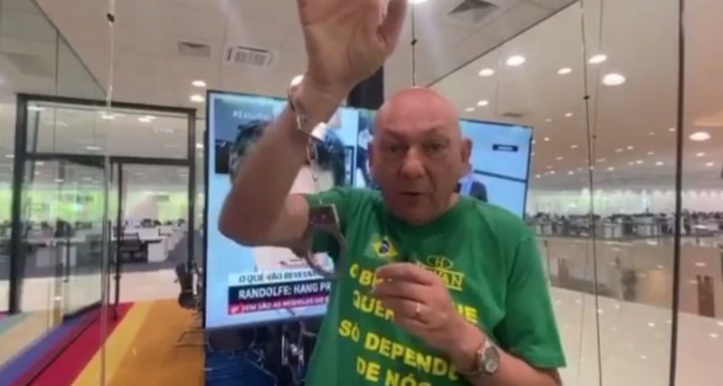 Luciano Hang mostra par de algemas e dispara a senadores da CPI da Covid: “que me prendam!” – Foto: Reprodu&ccedil;&atilde;o/Internet