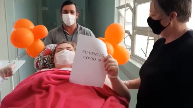 Scarlet já está em casa; ela ficou internada na UTI junto com o esposo – Foto: HBJ/ND
