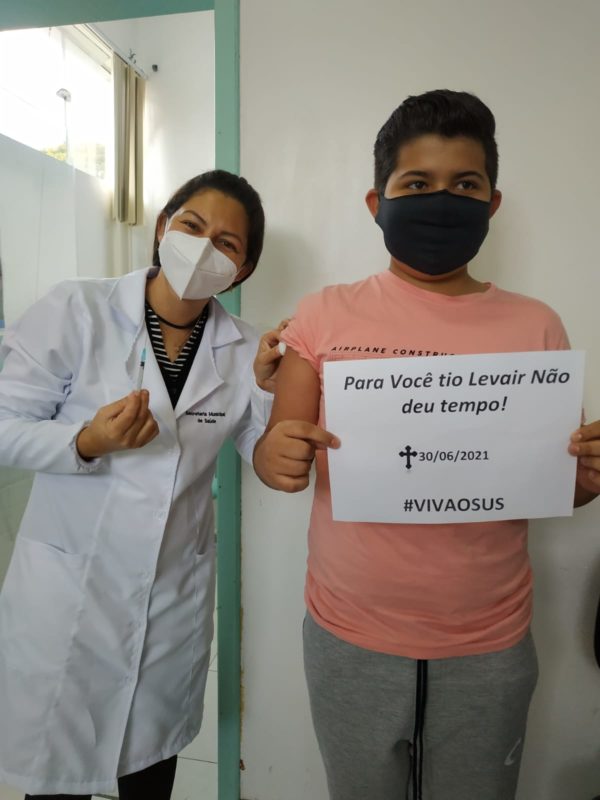 Gisele e Jo&atilde;o Henrique homenagearam o irm&atilde;o e tio durante a vacina&ccedil;&atilde;o em Canoinhas – Foto: Arquivo pessoal