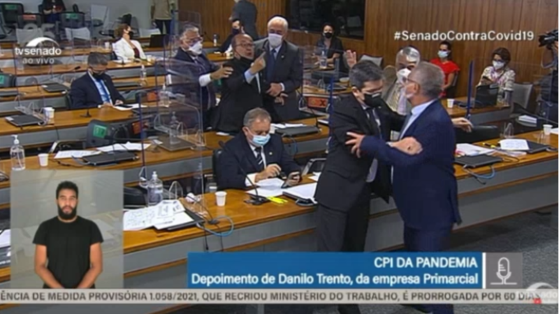 Depois da troca de xingamentos, Jorginho e Renan tiveram que ser contidos por colegas e por seguran&ccedil;as – Foto: Reprodu&ccedil;&atilde;o/ND