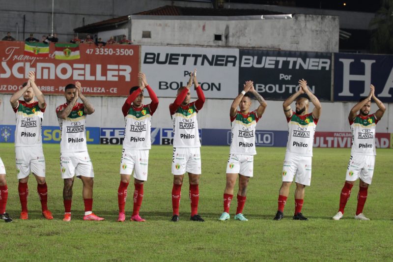 Elenco do Brusque, em jogo desta sexta-feira diante do Vasco da Gama; mais uma derrota para o quadricolor nesta Série B – Foto: Lucas Gabriel Cardoso/Brusque FC