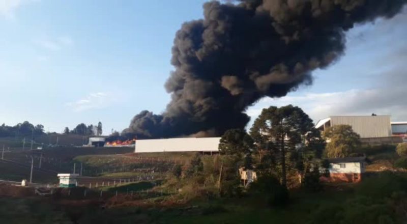 FRAME – Inc&ecirc;ndio de grandes propor&ccedil;&otilde;es atinge f&aacute;brica em Xaxim – Foto: Reprodu&ccedil;&atilde;o