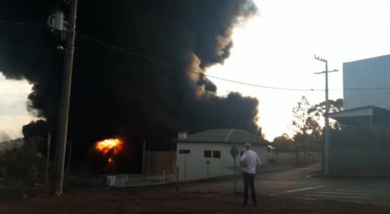 FRAME – Inc&ecirc;ndio de grandes propor&ccedil;&otilde;es atinge f&aacute;brica em Xaxim – Foto: Reprodu&ccedil;&atilde;o