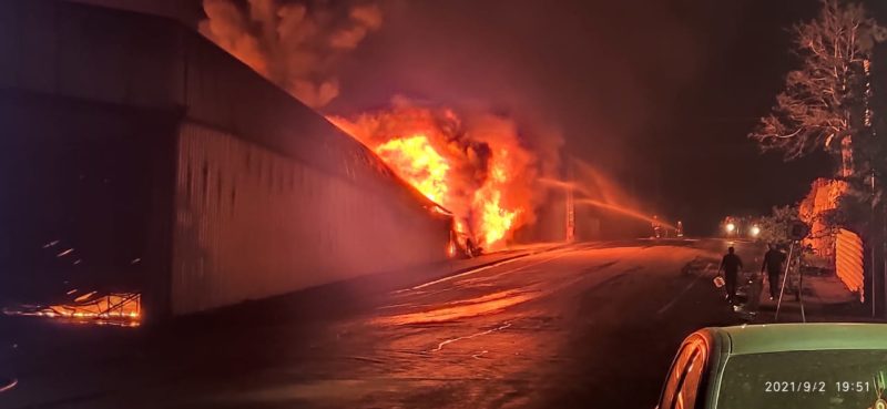 Bombeiros seguem no combate &agrave;s chamas – Foto: Corpo de Bombeiros/Divulga&ccedil;&atilde;o