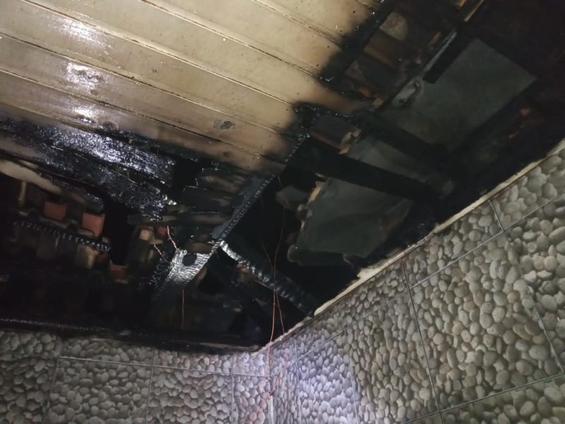 Bombeiros precisaram romper cadeado de port&atilde;o de acesso para combater as chamas na madrugada desta quarta-feira (15) – Foto: Bombeiros Militares/Divulga&ccedil;&atilde;o